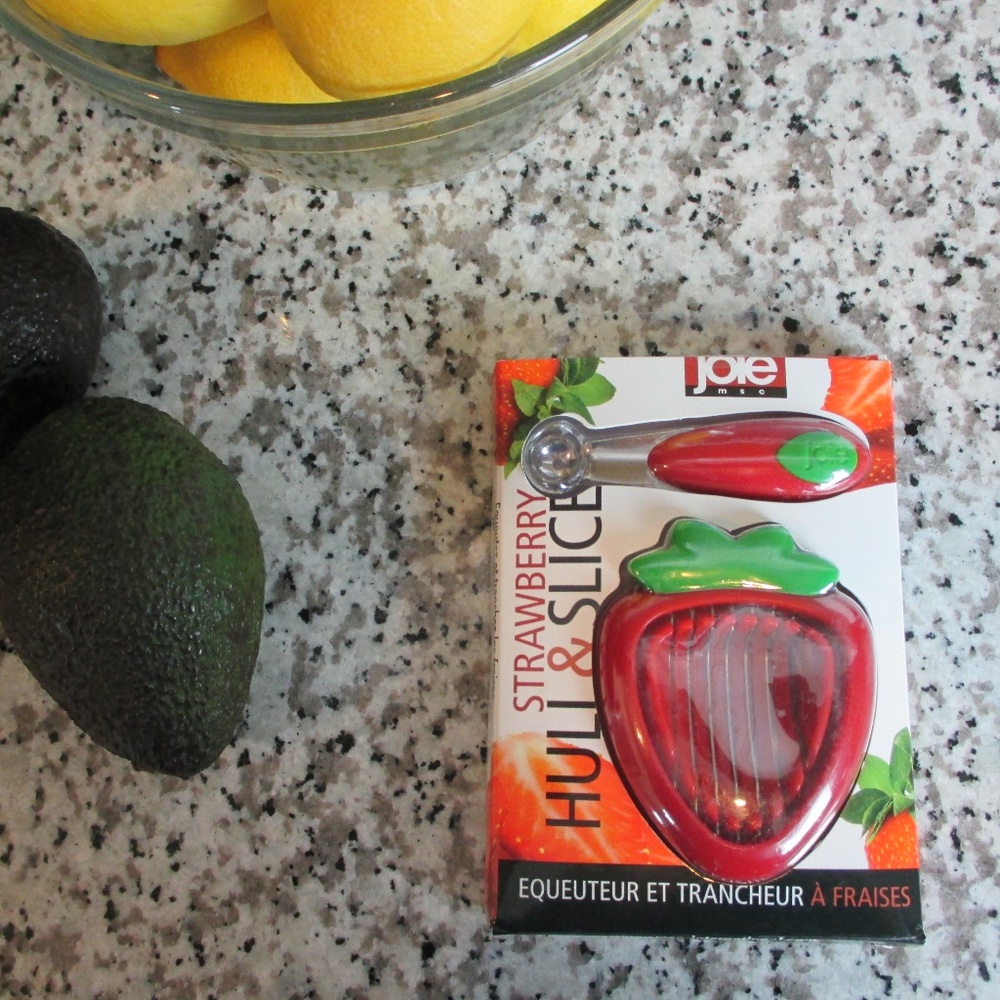 *NWT* Huli & Slice Strewberry Slicer, 2 -pieces